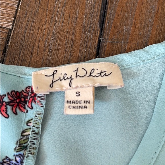 Lili white floral shirt size small - Picture 3 of 5